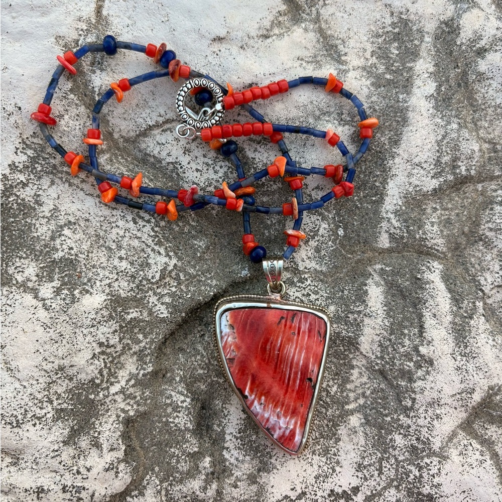 Necklace 15 inch spine oyster pendent with lapis and spine oyster NEW